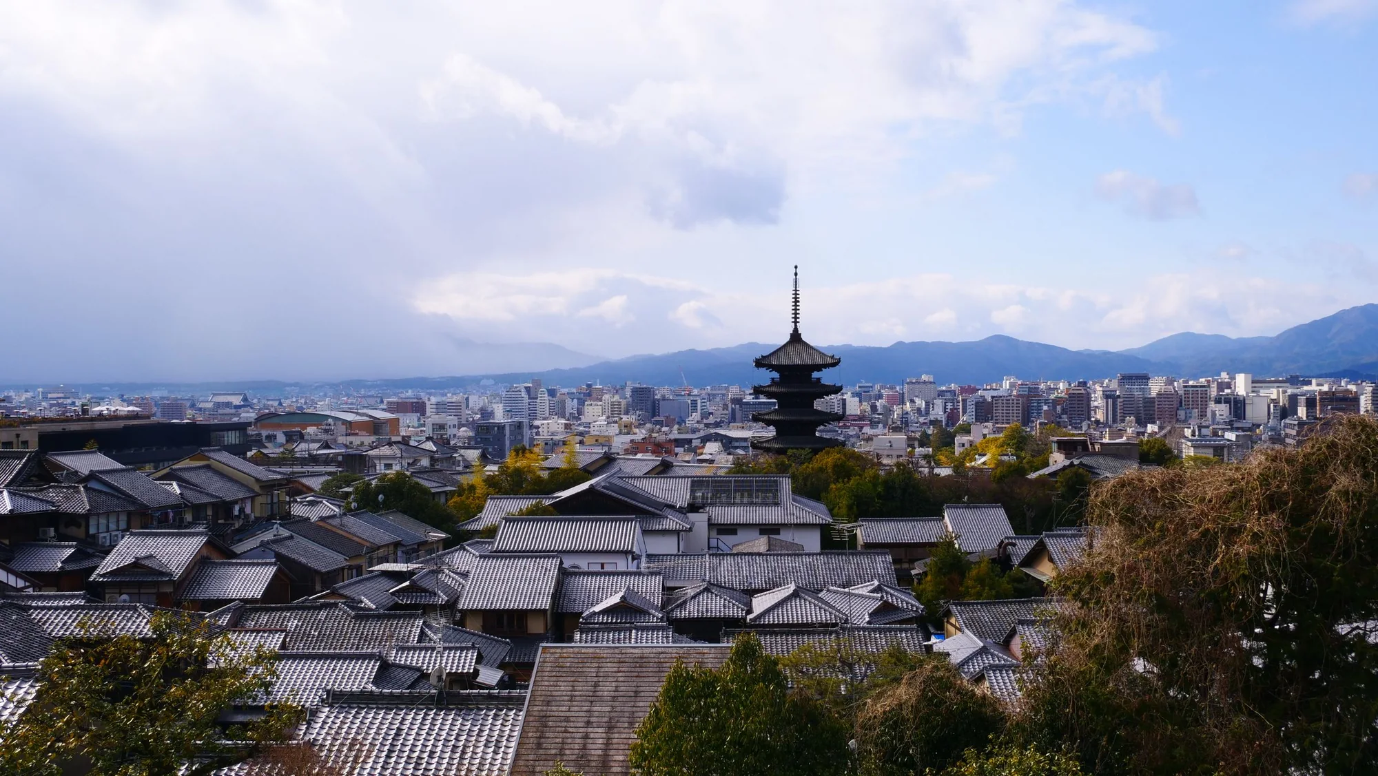 八坂の塔越しに京都市街と東山連峰を見渡す京都の空撮風景